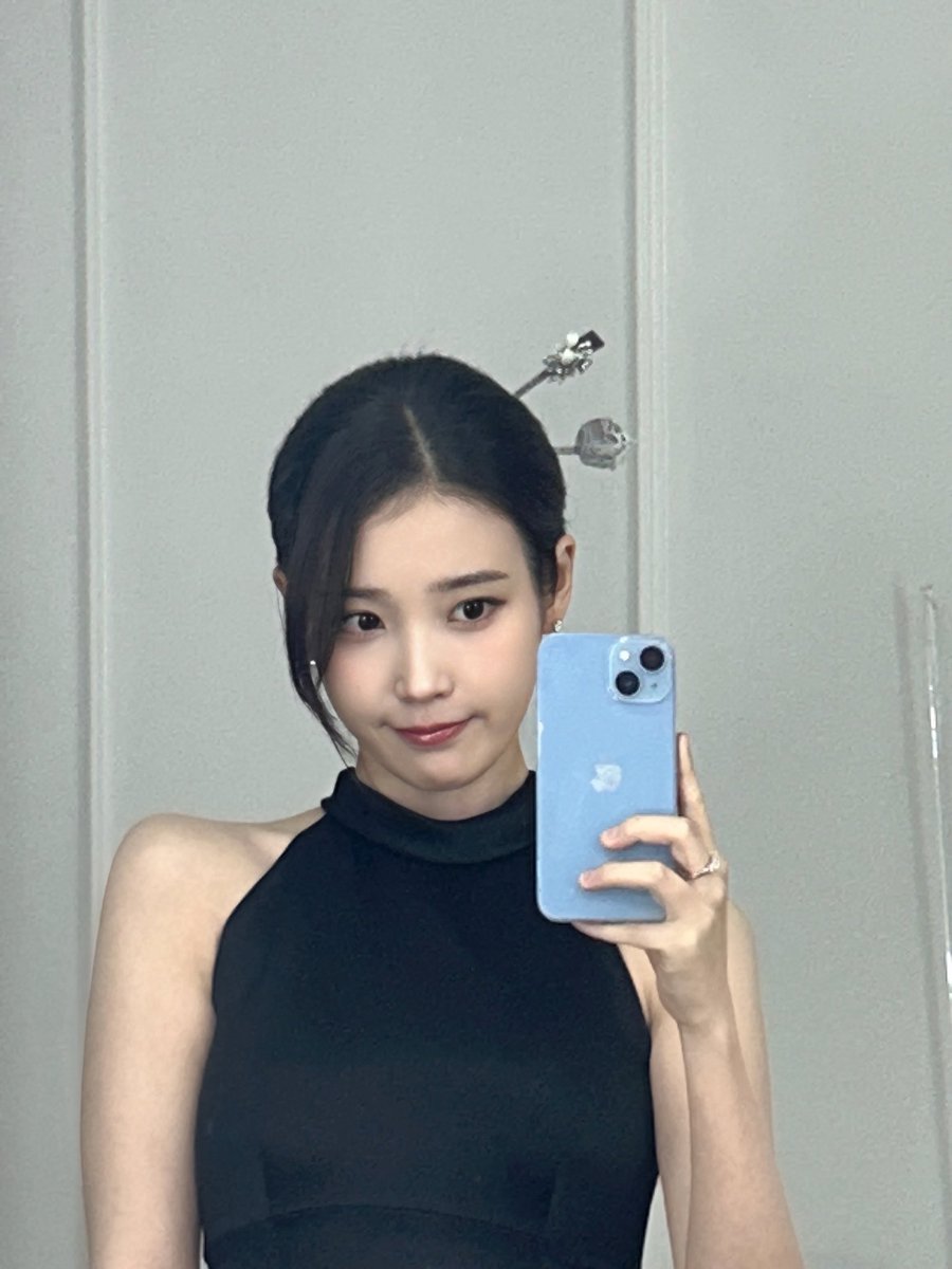 _IUofficial's tweet image. [📷]
251230 2025 MBC 연기대상

저와 연기대상 보시지요😉
오늘 특별히 더 귀엽고 예쁜 아이유 나옴❕

벌써 기대되는 #21세기대군부인 
우리 희주 안아🫂🤗

#아이유 #IU
#2025MBC연기대상 #MBC연기대상