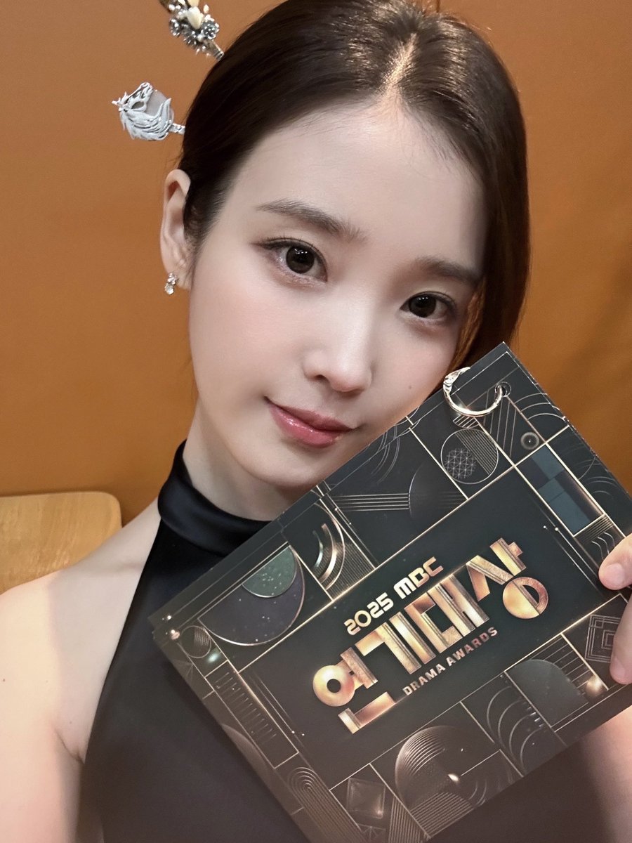 _IUofficial's tweet image. [📷]
251230 2025 MBC 연기대상

저와 연기대상 보시지요😉
오늘 특별히 더 귀엽고 예쁜 아이유 나옴❕

벌써 기대되는 #21세기대군부인 
우리 희주 안아🫂🤗

#아이유 #IU
#2025MBC연기대상 #MBC연기대상