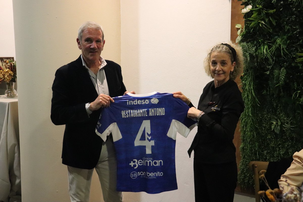 XerezDFC's tweet image. 👕📸 Por su trato y atención ejemplar. 

¡Gracias por apoyar y apostar por nuestro Club!

#XerezDeportivo x 𝐑𝐞𝐬𝐭𝐚𝐮𝐫𝐚𝐧𝐭𝐞 𝐀𝐧𝐭𝐨𝐧𝐢𝐨