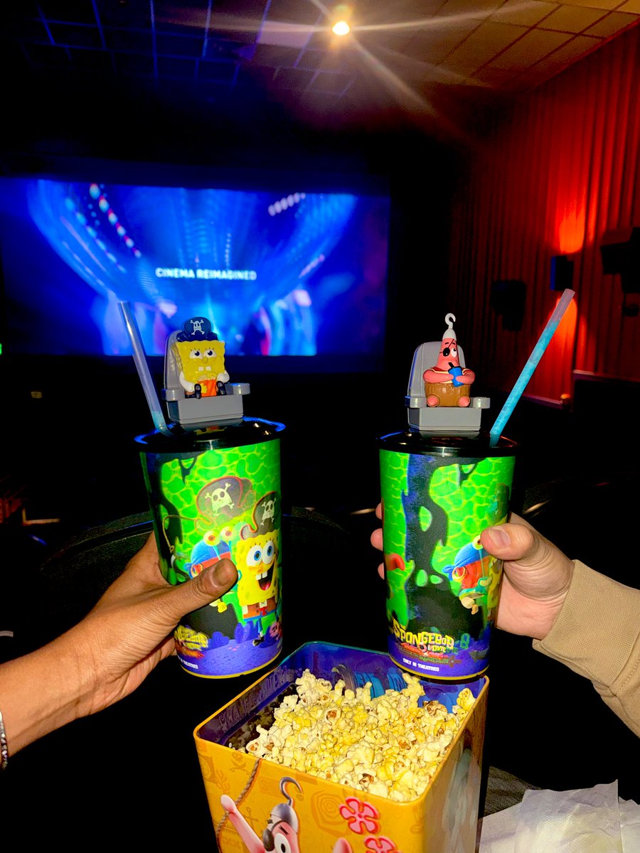 ColorsofLovee's tweet image. Two adults who get to be two big kids together 💛😭 #SpongeBobMovie