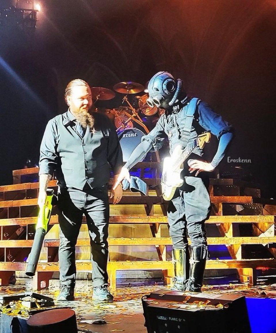 d0gt00thed's tweet image. imagine just doing ur job then some short twink is like “u missed a spot.” i would punt that fucker like a Football if he even dared smh