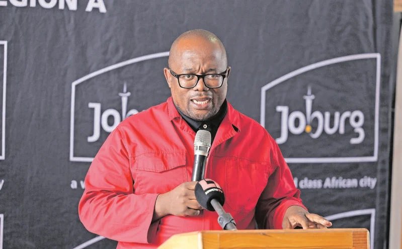 AyeeNdeM's tweet image. Frame 1 is ALD Hannes Coetzee: 
ActionSA incompetent MMC of Community safety in Tshwane: 

Yet @HermanMashaba is talking nonsense about the best MMC of community safety in Joburg! 

Herman Mashaba pretends that there are no hijacked buildings in Pretoria! 

Mashaba pretends that…