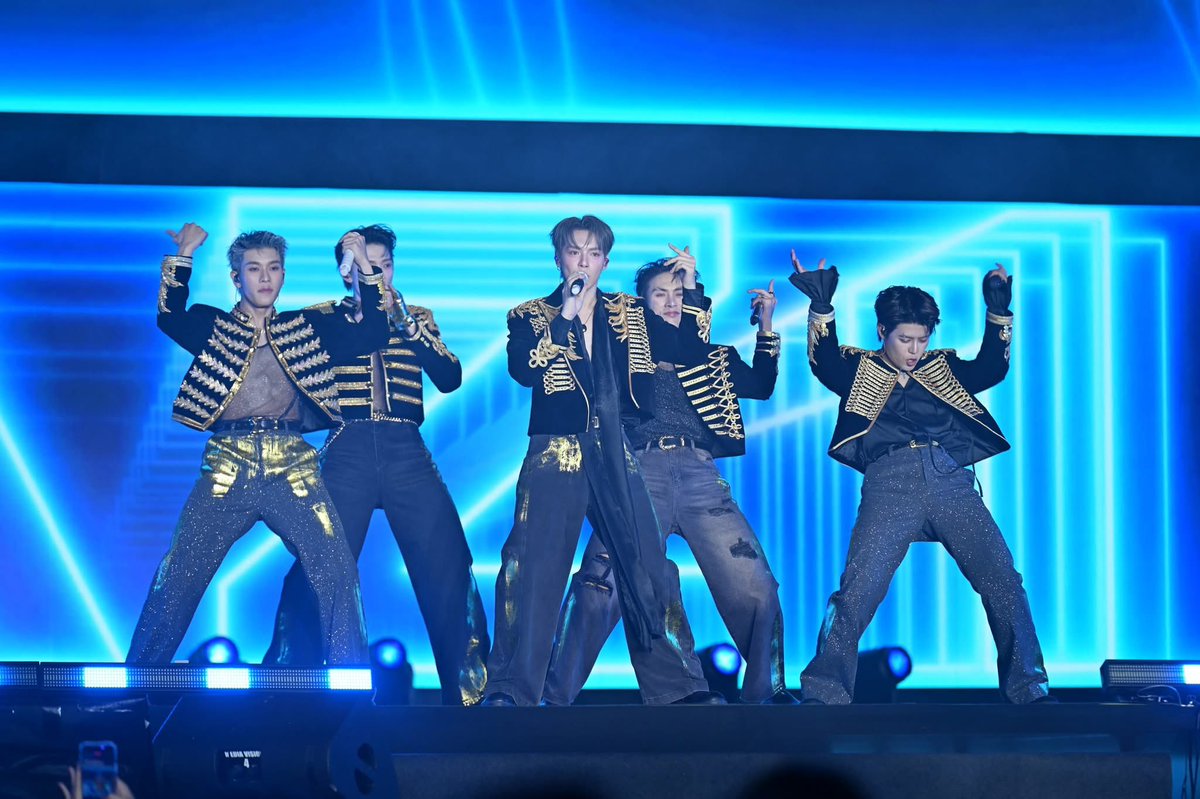 iconsiam's tweet photo. บางสิ่งรวมกันนานๆ ก็จะแยกออกจากกัน และเมื่อแยกกันนานๆ ก็จะกลับมารวมกันอีก 

การกลับมารวมตัวของ LAZ1 และชีแสงทุกคนในวันก่อนวันสิ้นปีภายใต้บรรยากาศที่อบอุ่นที่สุดในรอบปีแบบนี้เรียกได้ว���าเป็นวินาทีแห่งประวัติศาสตร์อย่างแท้จริง แล้วเจอกันใหม่นะ! 🥺💝 

LAZ1 COUNTDOWN ICONSIAM 
#LAZ1xICONSIAM 
#CountdownatICONSIAM

🚩 Amazing Thailand Countdown 2026 
📆 27–31 ธันวาคม 2568 

#LAZ1 #AmazingThailandCountdown2026 #เคานต์ดาวน์ที่ไอคอนสยาม #ICONSIAM #oueiija #offroadKTP #DaouOffroad #diamondnrk_ #Geler_k #PentorJrp