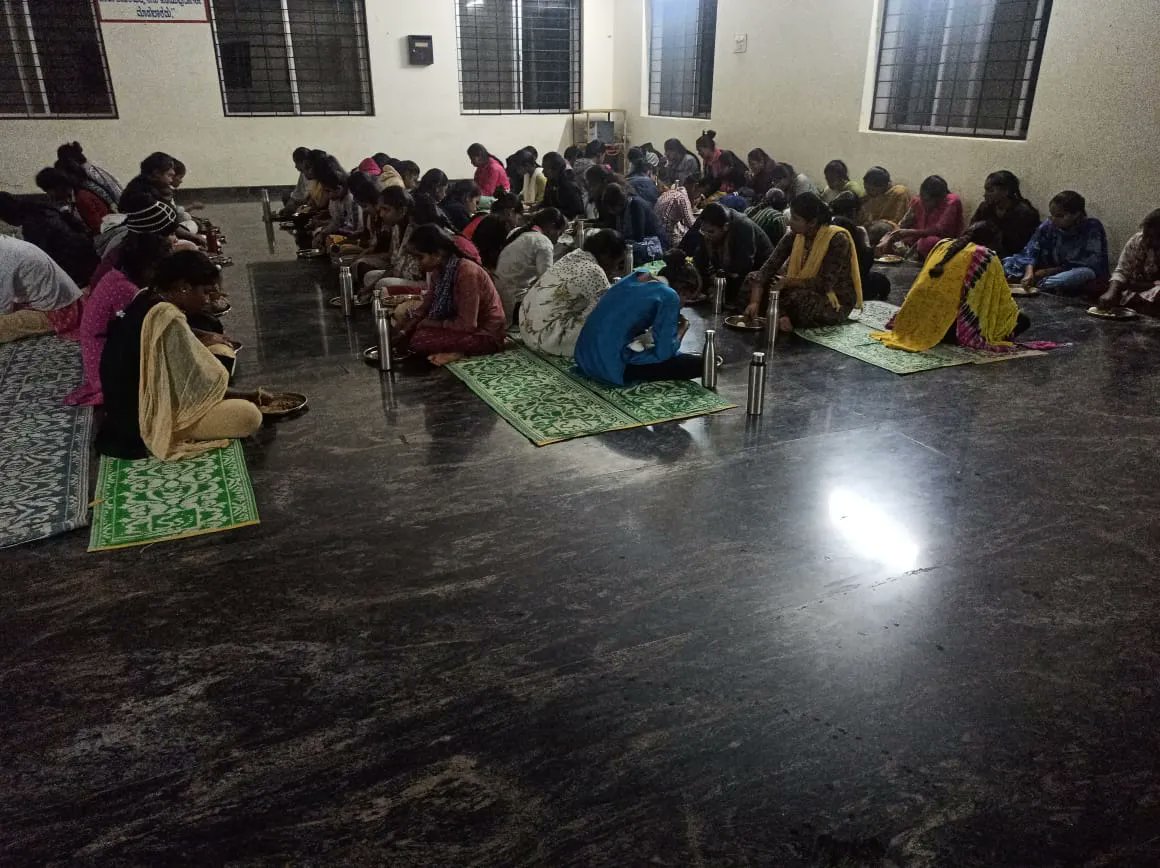Mdr906's tweet photo. Dinner  #SocialAudit_SWDMeals #SocialWelfare_Karnataka https://t.co/pEvpkt9U9r