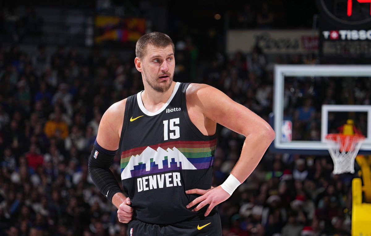 nuggetsfan_'s tweet photo. ¡CONFIRMADO! 🚨

Nikola Jokic sufrió una híper extensión en su rodilla izquierda pero la resonancia magnética mostró que los ligamentos están intactos.

Va a ser revaluado en 4 semanas, solo perdiéndose un mes de competición. Nos salvamos muchachos.

Los Dioses nos escucharon. 🙏 https://t.co/23OCVSA4ws