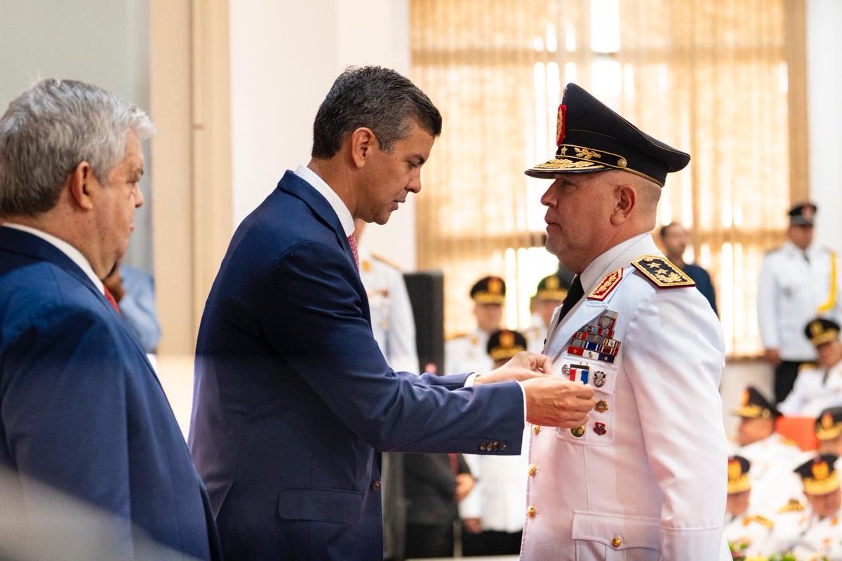 En la Academia Nacional de Policía, el presidente <a href="/SantiPenap/">Santiago Peña</a>  encabezó el ascenso de los nuevos altos mandos del área de la Seguridad