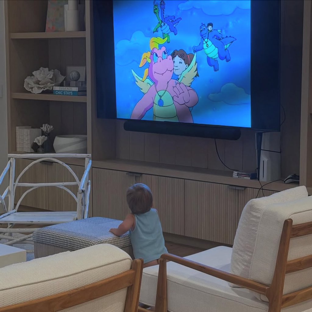 LINDO! Jack Blues Bieber assistindo desenho.