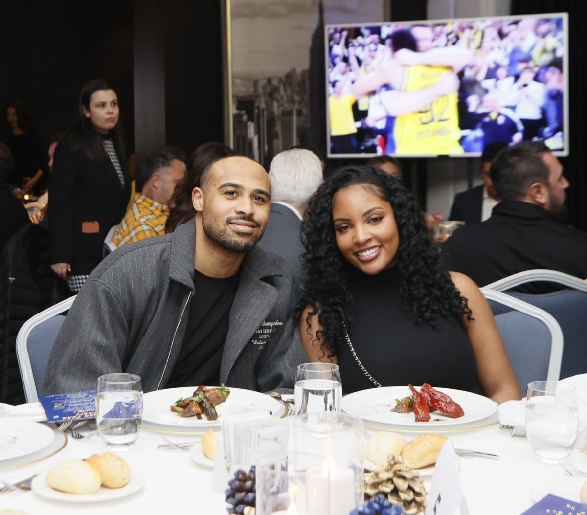 Biz Kocaman Bir Aileyiz. 💛💙

#YellowLegacy