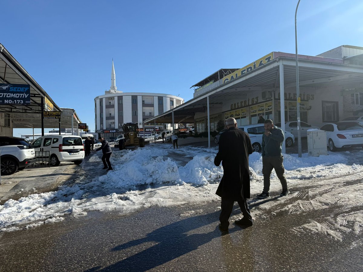 Kar ile mücadelede gece gündüz esnafı mağdur etmeyen Eyyübiye belediye başkanı <a href="/mehmetkusnet/">Mehmet Kuş 🇹🇷</a> ‘a Galari esnafı adına çok teşekkür ediyoruz.