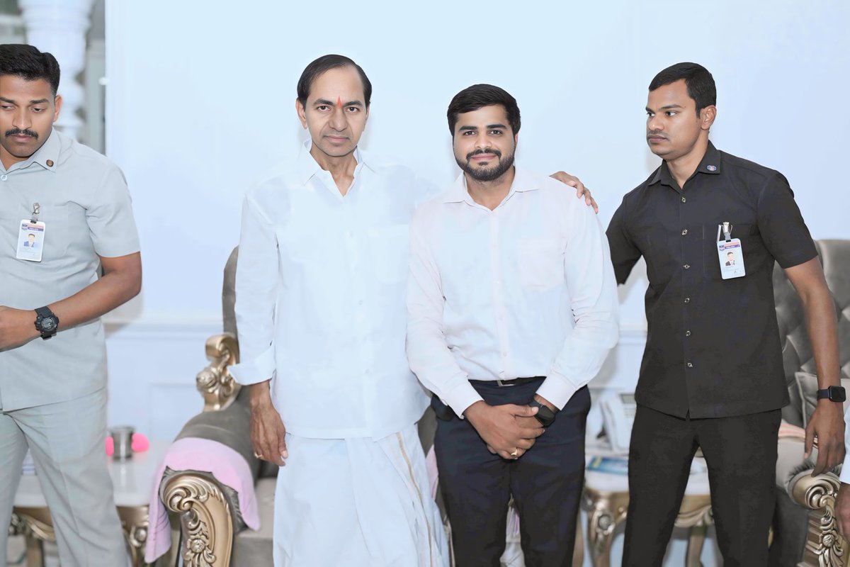 bandinani's tweet photo. ఈరోజు హైదరాబాద్ లోని నంది నగర్ లోని KCR గారి నివాసంలో తెలంగాణ తొలి ముఖ్యమంత్రి శ్రీ కేసీఆర్ గారిని మర్యాదపూర్వకంగా కలవడం జరిగింది.
@KTRBRS https://t.co/au3WkZJgV9