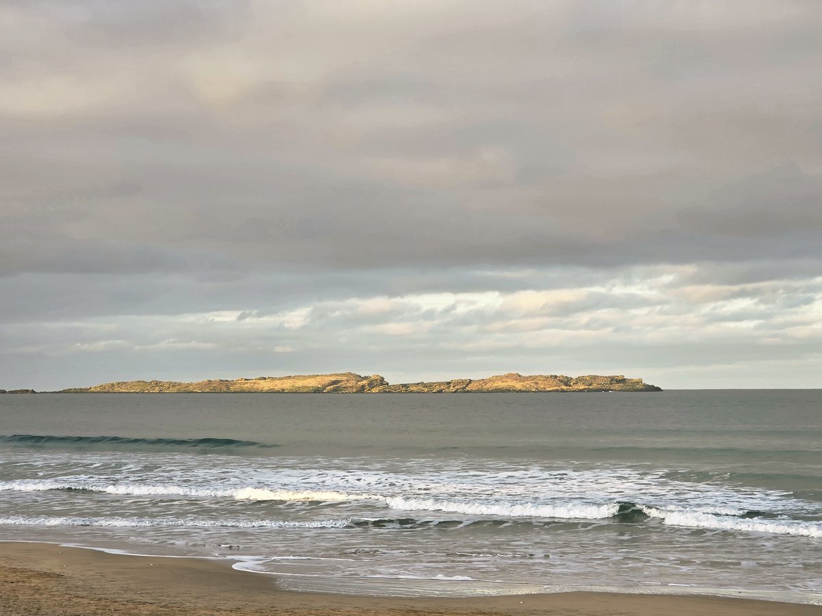 onew_curry's tweet photo. Holiday walls. #Portrush #WeatherCee https://t.co/dUO7qws8qx