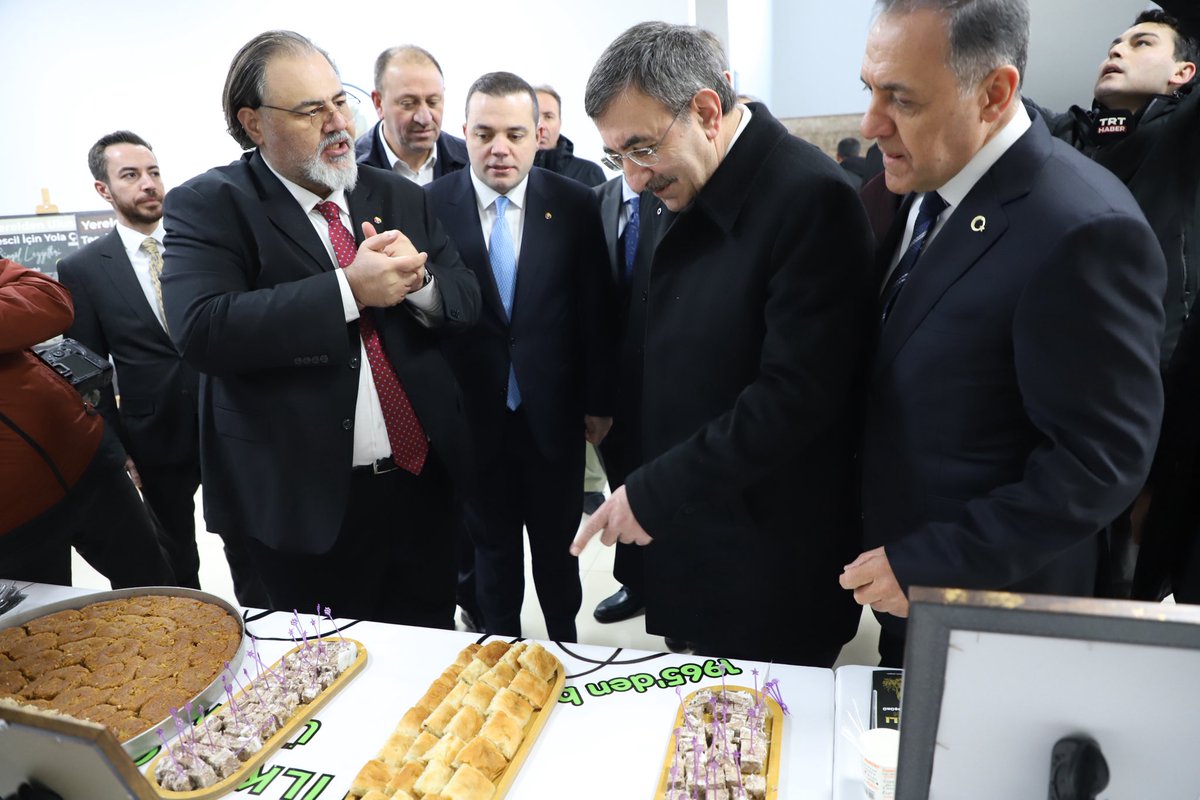 bingoltso's tweet photo. Cumhurbaşkanı Yardımcımız Sayın Dr. Cevdet Yılmaz, TOBB Başkanımız Sayın M. Rifat Hisarcıklıoğlu ve Bingöl Valimiz Sayın Dr. Ahmet Hamdi Usta, Bingöl’ün Değerleri Ödül Töreni kapsamında Bingöl’ün Yerel Üretim ve Değerler Standı’nı ziyaret ederek ilimizin zenginliğini yerinde incelediler.

Ziyaret kapsamında; TOBB–MEB Mesleki Eğitim İş Birliği (MEİB) Projesi çerçevesinde Odamız ile protokolü bulunan Bingöl Mesleki ve Teknik Anadolu Lisesi standı gezildi. Öğrencilerimizin proje tabanlı çalışmalarla geliştirdiği robotik ve mekanik sistemler büyük beğeni toplarken, gençlerimizin üretim gücü ve teknik yetkinliği takdirle karşılandı.

Ardından, Bingöl’ün tescilli ve tescil süreci devam eden coğrafi işaretli ürünleri tanıtıldı:

➡️ AB Tescilli Bingöl Balı
➡️ Çobantaşı Kavurması
➡️ Yedisu Horoz Fasulyesi
➡️ Guldar Domatesi
➡️ Sivan Dut Pekmezi

📌 Coğrafi İşaret Başvurusu Devam Eden Ürünlerimiz:
▪️ Bingöl Burma Kadayıfı
▪️ Ğezik Kaymağı
▪️ Löl
▪️ Baston (Germedu)
▪️ Bingöl Kavurması
▪️ Bingöl Kata Ekmeği 

Akademik Danışmanımız Dr. Öğr. Üyesi Veysel Süzerer tarafından Bingöl’ün coğrafi işaret potansiyeli, Odamız tarafından yürütülen çalışmalar ve tescil süreçlerine ilişkin kapsamlı bir bilgilendirme sunumu gerçekleştirildi.

Bingöl; üreten gençleri, katma değerli ürünleri ve köklü mutfak kültürüyle yerelden ulusala uzanan güçlü bir kalkınma hikâyesini kararlılıkla yazmaya devam etmektedir.