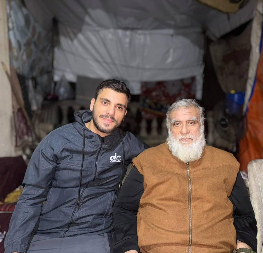 والد الملثم وشقيقه

النعلواني الأصيل ابن مخيم جباليا
صاحب الدكان البسيط
الذي أنجب فخرا تحكي عنه الأجيال
وربى رجلا قلّ نظيره

الحاج سمير الكحلوت.. حفظه الله