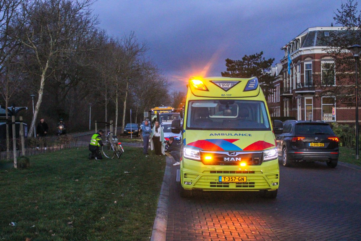 Fietsster gewond na botsing met auto in Sneek