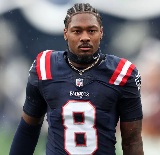 NFL_DovKleiman's tweet image. 𝗕𝗿𝗲𝗮𝗸𝗶𝗻𝗴: Patriots star WR Stefon Diggs has been charged with felony strangulation and assault, and was reportedly arrested 5 days ago.

There's a high chance the NFL could suspend him from playing in the playoffs pending an investigation.

An awful situation for New…