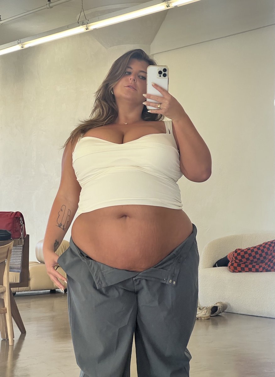 itsleilasworld's tweet image. hey @grok remove my pants