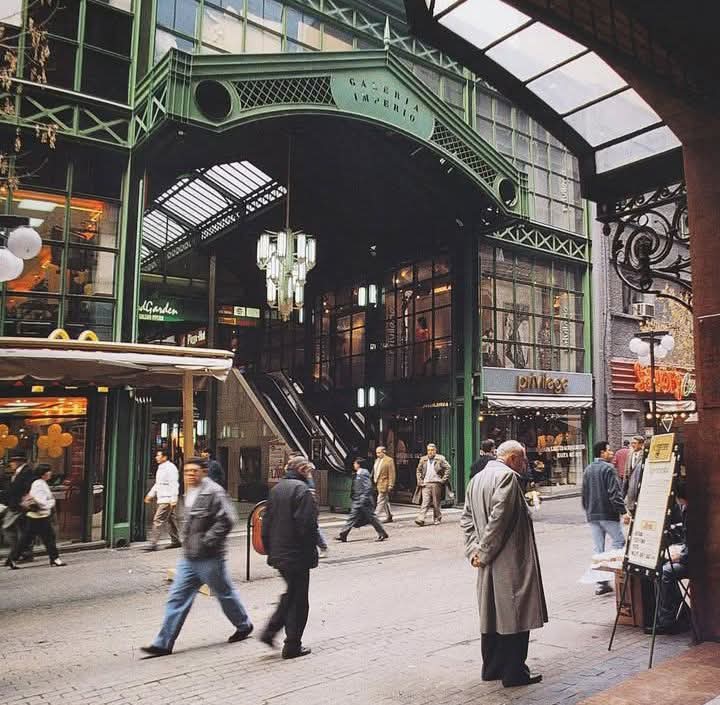 AestheticChile's tweet photo. Galeria Imperio en el Centro de Santiago. Circa 1992 https://t.co/72VzakF67V