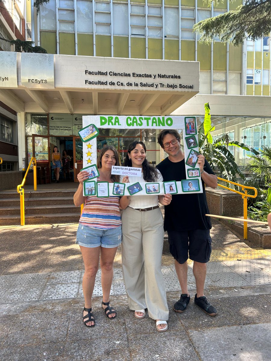 Ayer cerramos el año con la defensa de la tesis doctoral de la flamante Dra. Melina Castano 🎓 <a href="/melicast93/">Melina Castano</a> 
🐦 Su proyecto titulado "Análisis de la flexibilidad comportamental en la gaviota cangrejera (Larus atlanticus)" fue dirigido por los Dres. Germán García y Laura Biondi.