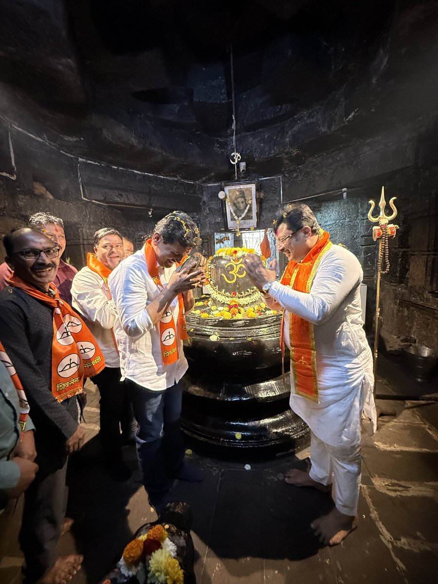 abitkar_prakash's tweet photo. कोल्हापूरमध्ये महायुतीने एकत्रितपणे निवडणूक लढवण्याचा निर्णय घेतला असून, युवा सेना पश्मिम महाराष्ट्र सचिव, युवा नेते श्री. ऋतुराज क्षीरसागर यांचा आज कोल्हापूर महानगरपालिकेच्या पंचवार्षिक निवडणुकीसाठी प्रभाग क्रमांक ७ मधून उमेदवारी अर्ज दाखल केला.

गेली अनेक वर्ष श्री. ऋतुराज सर्वसामान्य जनतेमध्ये राहून सातत्याने काम करत असून जनतेशी त्याची नाळ घट्ट जुळलेली आहे. त्याची विकासाची दृष्टी आणि काम करण्याची तळमळ यामुळे जनतेचा मोठा पाठिंबा मिळतोय. महायुतीच्या एकजुटीवर आणि जनतेच्या पाठिंब्य���वर त्याचा विजय निश्चित आहे.

याप्रसंगी महाराष्ट्र राज्य नियोजन मंडळाचे कार्यकारी अध्यक्ष मा.ना. राजेश क्षीरसागर, प. महाराष्ट्र देवस्थान समितीच्या मा. कोषाध्यक्षा सौ. वैशाली क्षीरसागर यांच्या प्रमुख उपस्थितीत तसेच विविध क्षेत्रातील मान्यवर, नागरिक, माताभगिनी आणि शिवसैनिकांनी मोठ्या उत्साहाने पदयात्रेत सहभागी होत दुधाळी येथील निवडणूक कार्यालयात उमेदवारी अर्ज दाखल केला.

🗓️ ३० डिसेंबर २०२५ |📍 कोल्हापूर

@Rajesh9099

#Shivsena #prakashabitkar #ElectionCampaign #YouthLeadership  #kolhapur