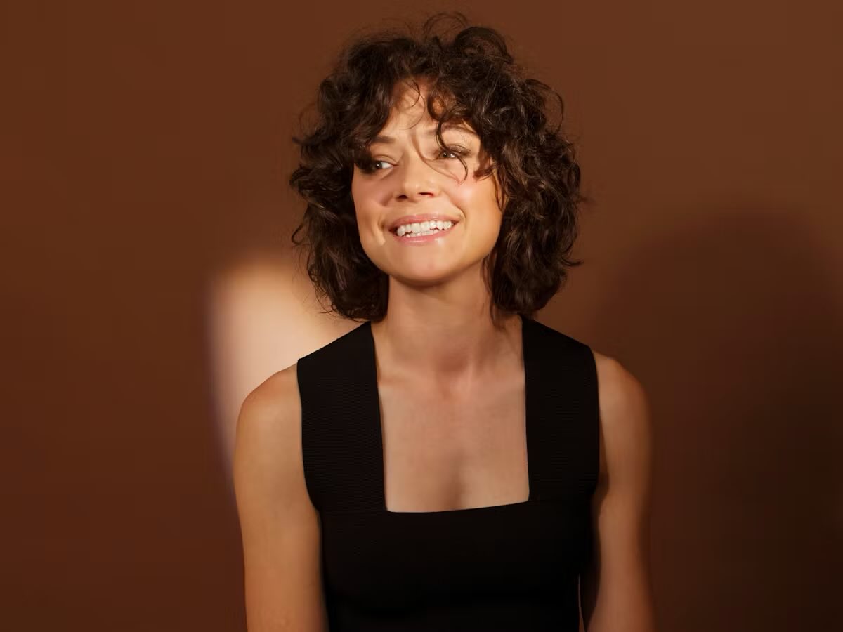 AppleTVNewsHub's tweet image. Coming to #AppleTV in 2026:
• #MaximumPleasureGuaranteed (S1 - 10 episodes)

A newly divorced mom who falls down a dangerous rabbit hole of blackmail, murder and youth soccer.

Starring Tatiana Maslany and Jake Johnson.