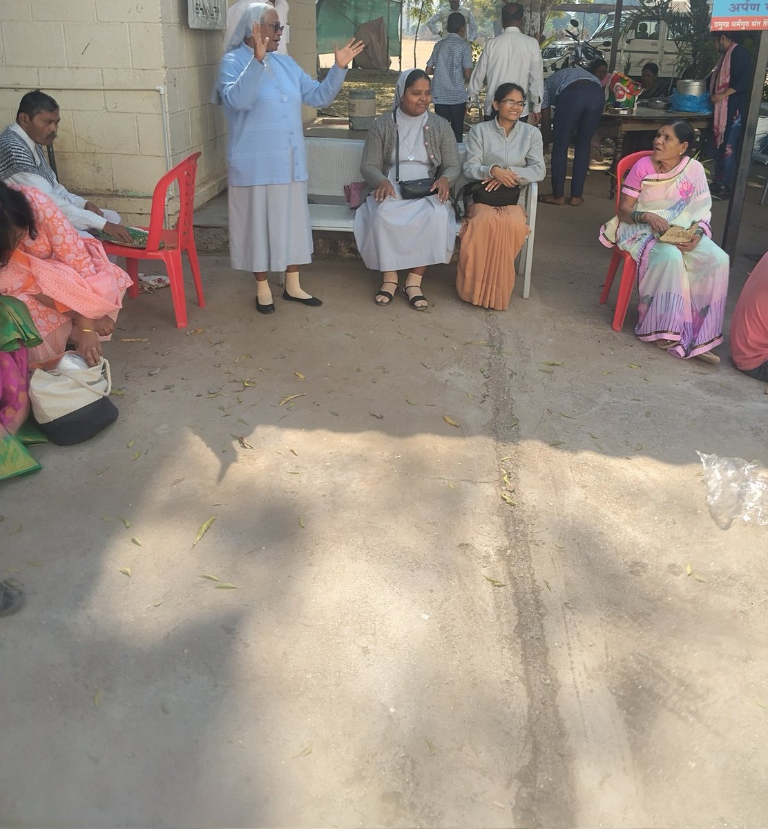 BabaSonawane's tweet photo. समाज सेवक बाबा सोनवणेच्या
निरंतर 18 वर्ष निस्वार्थ सेवा,असीम त्याग, प्रेमाचे प्रतिक आजचा हा वृद्ध सन्मान मेळावाआहे..
माणसातील माणुसकीच्या नाते वृद्धना मदत करायला हवी त्याच्या बरोबर संवाद साधायला हवा.
30डिसेंबर आज 12वाजता18 वृद्ध सन्मान मेळावा
हरेगाव येथे संपन्न झाला
#वृद्धमेळावा https://t.co/NObXAJotq4