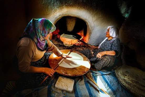 Bir yanım gündelik şeyler,
evdir ekmektir
bir yanım türküler söyler,
yoldur özlemdir...!
Şükrü Erbaş

#çalıkuşu