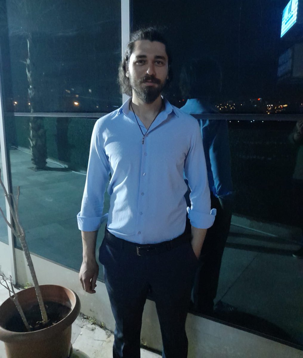 Abim Samet Özgül trafikte zorla durduruldu. Araçtan inen üç kişi tarafından saldırıya uğradı. Ardından aralarında 19 yaşında birinin olduğu saldırgan, 10 saniye içinde abimi boğazından bıçaklayarak katletti. Arabasına dönerken yanındakilere “Beni arabadan indirmeyin demedim mi?”