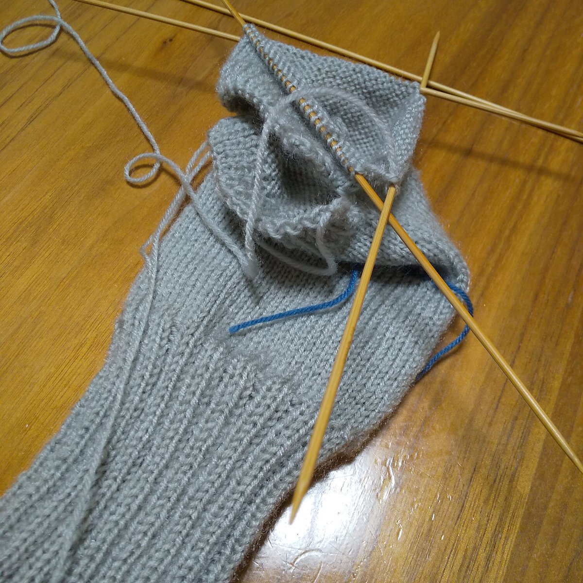 今年もあと1日を過ぎましたね。
みなさまいかがお過ごしですか。

私はというと、
10年ほど前に姉に編んだミトンをずっと使っているのを知り、
同じミトンだけど、
指が出せる仕様にバージョンアップしてあげようかとあみあみしています。
年始の挨拶のときに渡せたらいいなあ( ´;ﾟ;∀;ﾟ;)