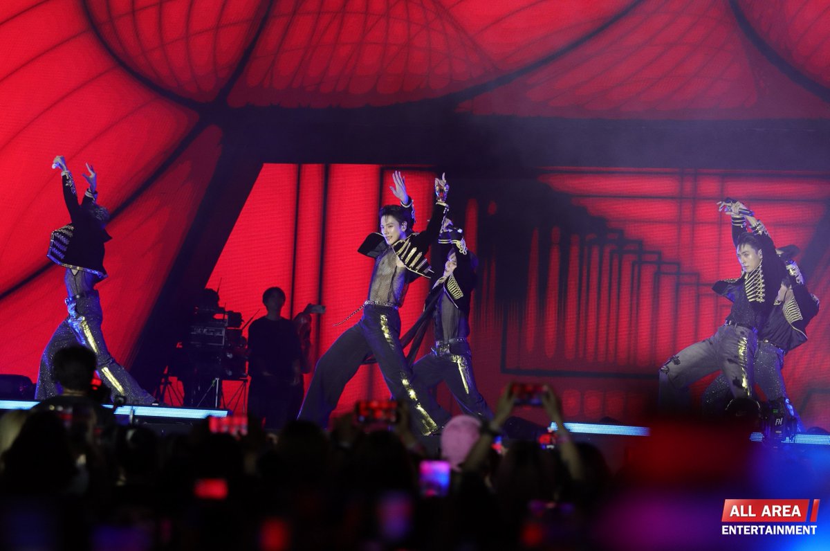 โชว์สุดพิเศษจาก " 5 หนุ่ม #LAZ1 " ในงาน "Amazing Thailand Countdown 2026" ✨️

LAZ1 COUNTDOWN ICONSIAM

#LAZ1xICONSIAM 
#CountdownatICONSIAM 
#AmazingThailandCountdown2026 
#เคานต์ดาวน์ที่ไอคอนสยาม