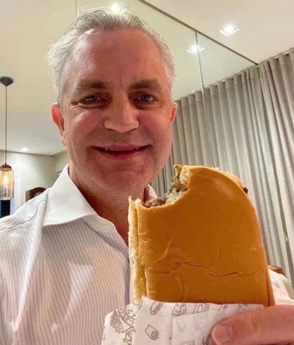 umANSIOS0's tweet image. "não posso mais gastar"  

eu do nada: