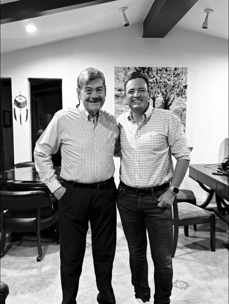 SoyBonillaMarco's tweet photo. Hablar de Francisco Barrio Terrazas para mí es hablar de quien me inspiró a meterme a la política y al PAN. Cuando tenía unos 8 años vivíamos en la calle Libertad entre 25 y 23 (a unas cuadras del palacio de gobierno), estuve entonces en la primaria Manuela Medina turno vespertino y aprovechaba por las mañanas para irme a sentar a los escalones del Palacio de Gobierno, donde sabía que cada mañana el gobernador Pancho Barrio entraría después de misa y me quedaba satisfecho con su porra diaria de “¿cómo te va, Güero?”, me iba feliz a casa.

Tuve, a Dios gracias, varias pláticas en privado con él, recibí muchos consejos y estando ahí sentado no podía creer que uno de mis más grandes ídolos estuviera frente a mí y yo recibiendo sus experiencias y conocimientos.

Pero sin duda el momento que más atesoro y atesoraré será el de ese 4 de octubre que me invitaron a su casa, platicamos de todo un poco, pero me dijo: “Querido Marco, este tiempo es de los valientes, no hay que rajarse, hay que dar la batalla con humildad, entereza pero sobre todo con valentía, como hijos del desierto, como los bárbaros del norte damos las batallas. NO te rajes. Habemos mucha gente que nos da temor en lo que se pueda convertir México con un régimen que todo destruye: las instituciones democráticas, la división de poderes y hoy necesitamos gente que esté dispuesta a enfrentar estos momentos críticos”.

Mis más sinceras condolencias a su esposa Hortensia y a toda su familia. Descansa en paz, querido Pancho.🕊️