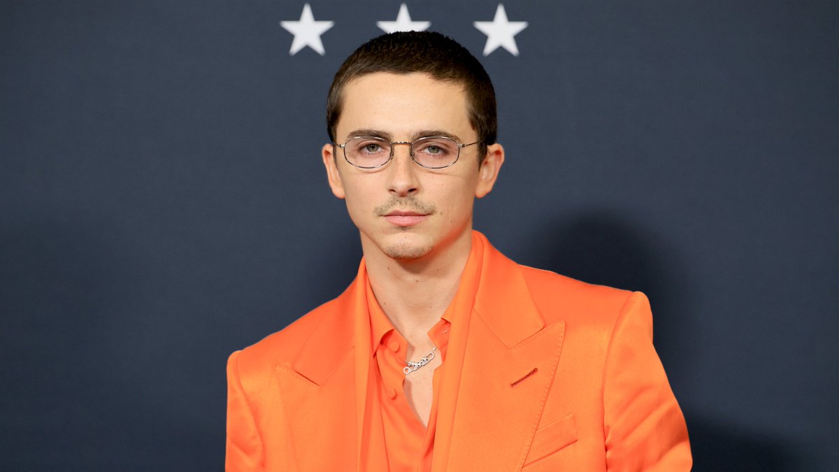 Variety's tweet image. George Clooney names Timothée Chalamet, Glen Powell and Zendaya as younger performers who impress him, but believes the era of the movie star has ended:

“The thing where you put someone’s name above the title and you go see a movie because they’re in it has ended,” Clooney says.…