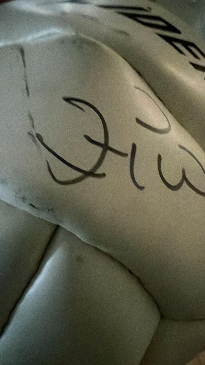 Amigos tô pensando em me desfazer desta relíquia aqui. Tá assinada impresso e autógrafo real do Zico.