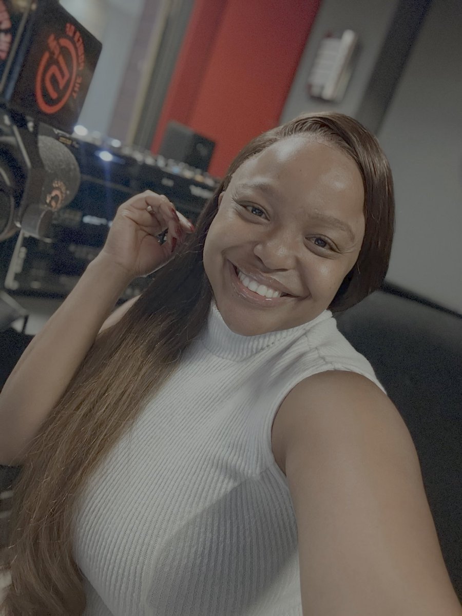 Finally show for 2025. Thank you so much for your love and support this year. What a ride 📻 special s/o to my producer ⁦<a href="/athi_baliso/">Athi Baliso</a>⁩ for all your hard work 🙌🏽❤️ #5Nights