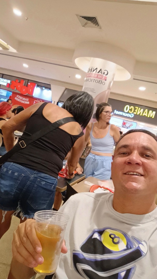 hugoazevedofc's tweet image. É ano novo ou halloween ? 
Pq o povo feio do caralho Aki no shopping🍺