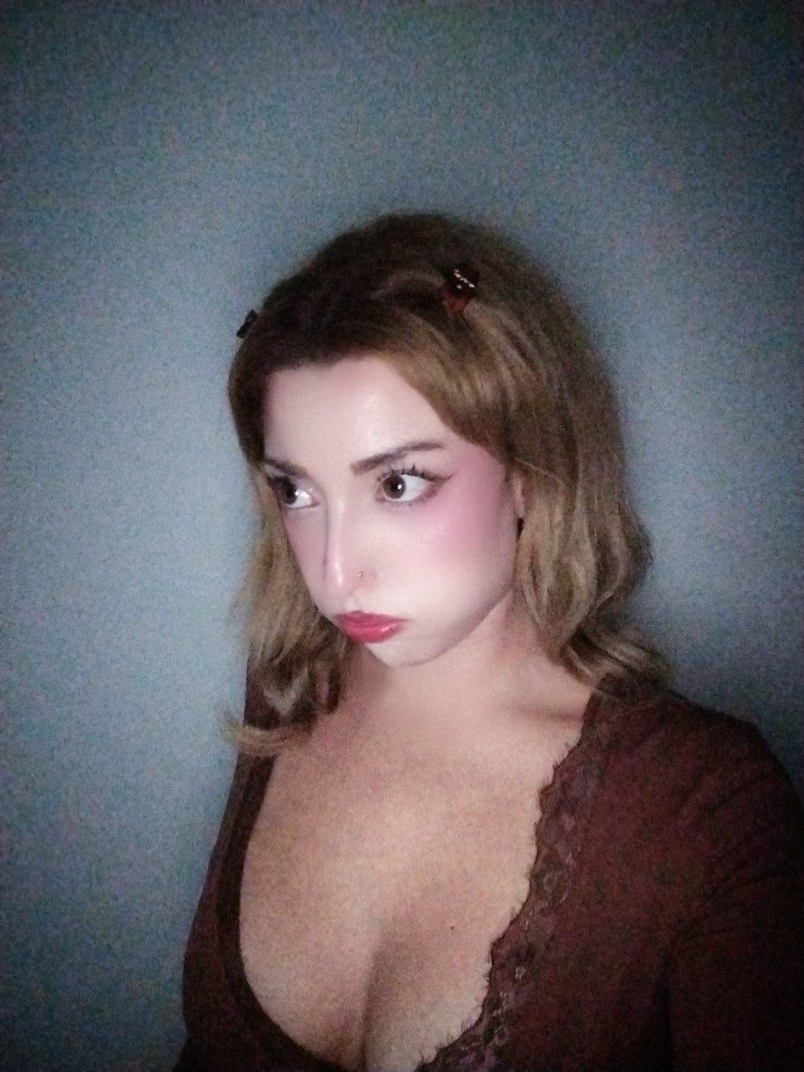 demonqueenlol's tweet photo. It's the day before newyears!
Getting on with the goals 🍪🎀✨ 
#parati #foryou #foryoupage #NewYear2026 https://t.co/oR7KG17lSj
