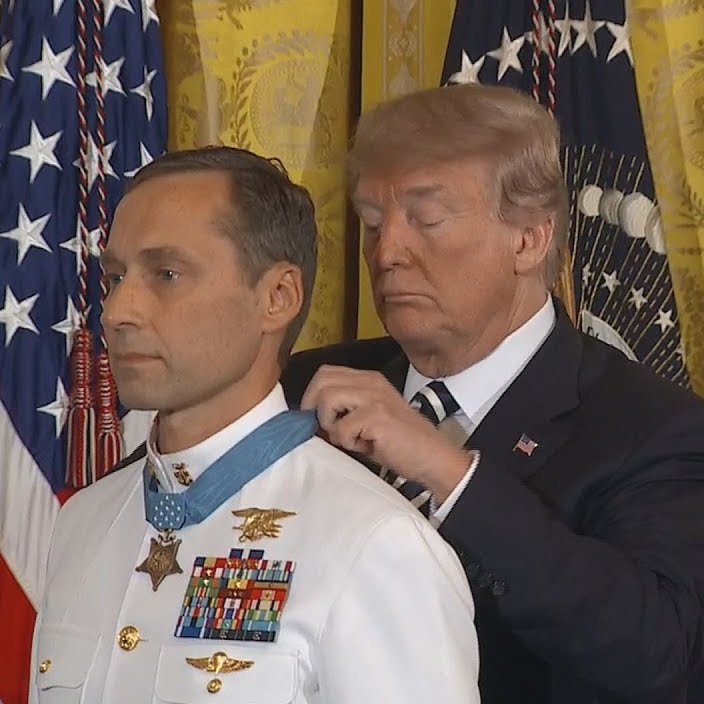 «هیچ‌وقت آن‌قدر ارشد نیستی که اشتباه نکنی، و هیچ‌وقت آن‌قدر جوان نیستی که حق با تو نباشد.»
“You’re never too senior to be wrong, or too junior to be right.” 
-- Britt Slabinski, Command Master Chief (Ret.), U.S. Navy SEAL, Medal of Honor recipient, and one of the most respected