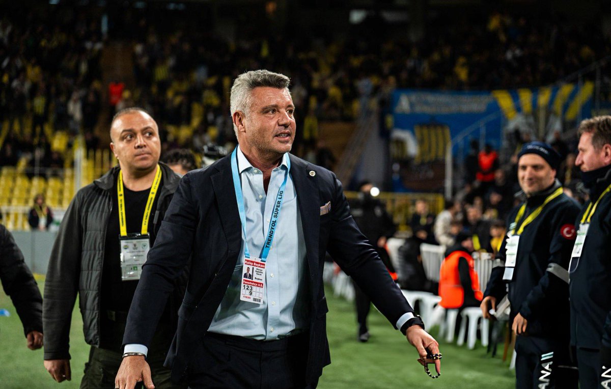 Başkan son kararını düşünüyormuş. Takımı, havayı darmadağın edebilecek bu yanlış  kararın ihtimali bile ortadan kalksın diye son bir kez, en güçlü şekilde sesimizi duyuralım. 

Dakikalar içinde gündemin en tepesine yerleşelim herkes en az 1 twit atsın.

👉 #TaraftarlaDevamSaran