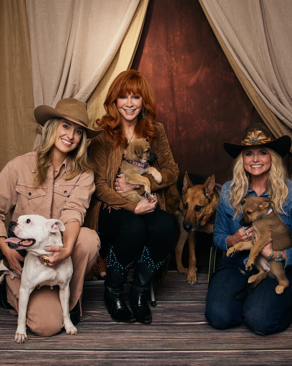 reba's tweet image. All three of us signed these “Trailblazer” vinyls for you! Enter to make one yours: bit.ly/TVinylGiveaway. Less than a week left! @mirandalambert @laineywilson