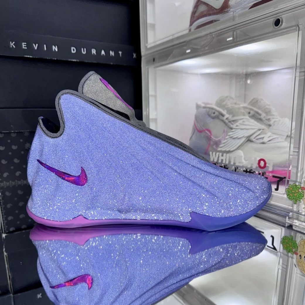 SoleRetriever's tweet image. FIRST LOOK: Nike GT Future “Galaxy” Sample 🌌

Possibly a pre-production sample of the pair set to hit retail in Summer 2026 👀

📷 prmcotd (IG)