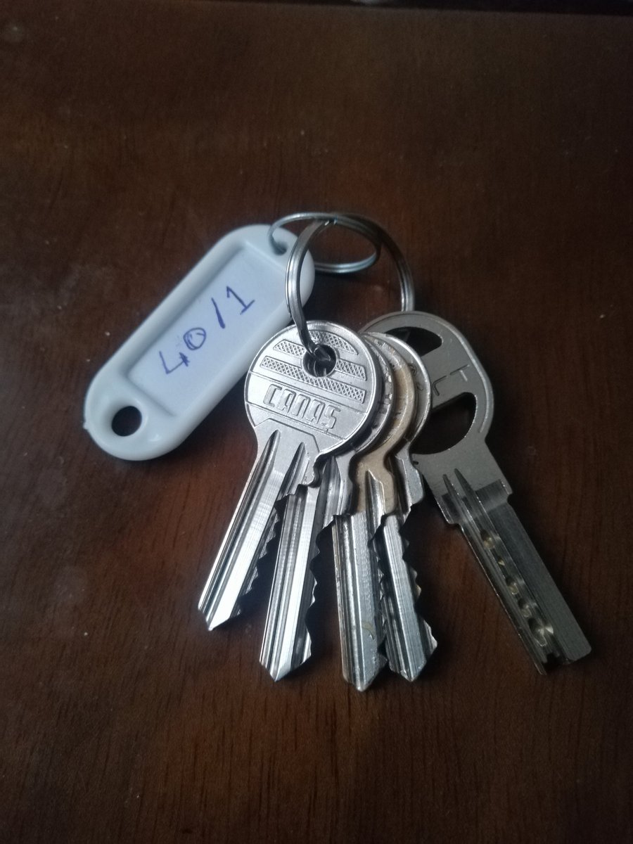 HakanKara6806's tweet image. Ev sahipleri yıllarca emek vererek aldıkları, kiracıların çöktükleri evlerini, 3 yıldır işgalden kurtarmak için mücadele ediyorlar . Kira kanunları eşit oluncaya kadar evlerini kiraya vermeyecekler. #EvsahibineAdalet #EvimvarHakkımyok #kiracızedeler #tbk #kiracılarzorba…