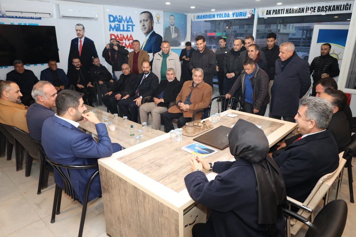 Harran’da bir önceki gün olumsuz hava koşulları nedeniyle yaşanan kazada üç çocuk hayatını kaybetti, baba ise hâlâ bulunamadı.

Güya çalışmaları yerinde kontrol etmek için bölgeye gittiniz. Ancak aradan henüz bir saat bile geçmeden, katıldığınız toplantıda bu kadar gülünecek ne