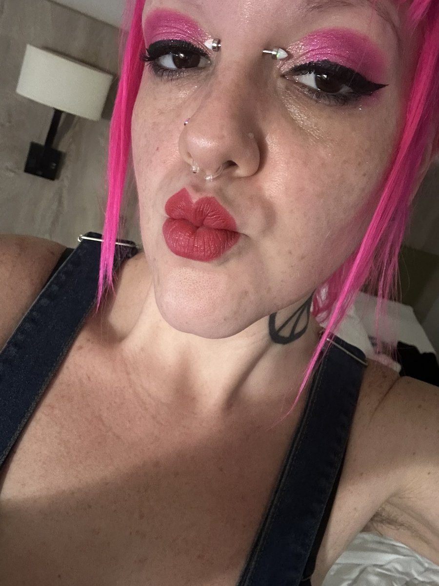 demonqueentiff's tweet photo. Thick thighs save lives 💋 #femdomme #redlips #domme #dommymommy #whoopwhoop https://t.co/7e1BIvNdT2