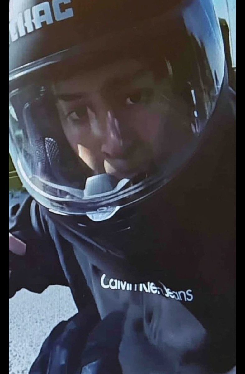 Asalto a mano armada en la #Ricchieri.
Los delincuentes estaban organizados.
No hay tatuajes a la vista.
Todos indican la forma en q toman el arma.
Personal policial???
Difundimos la foto a ver si alguien reconce al sujeto?