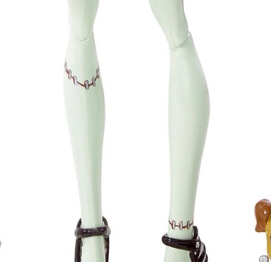 totally_plastic's tweet image. penso muito nas costuras do protótipo da frankie que tinham SANGUE pintado entre as partes do corpo…