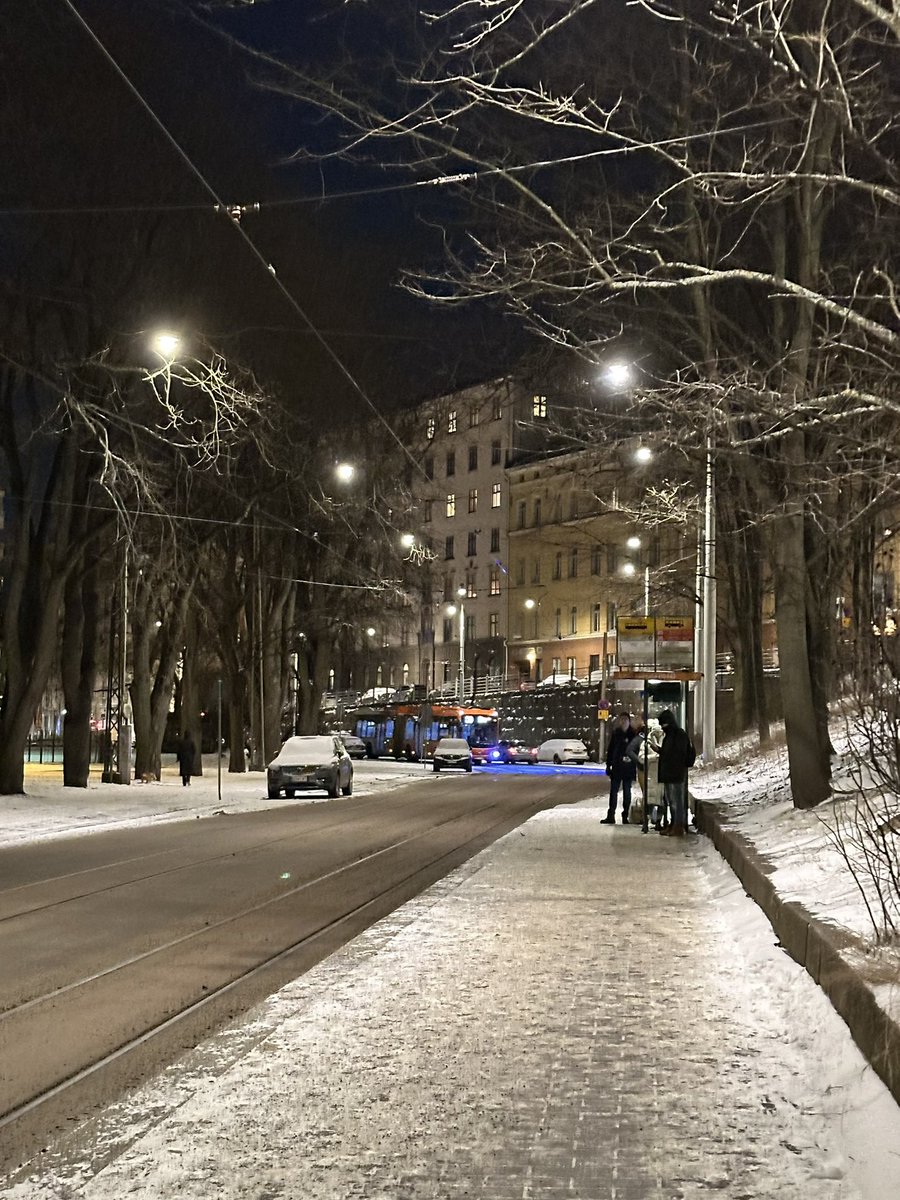 AnttiSallinen's tweet image. Olen matkalla Meilahden Siltasairaalaan yövuoroon 4/4. Helsingissä on talvi.