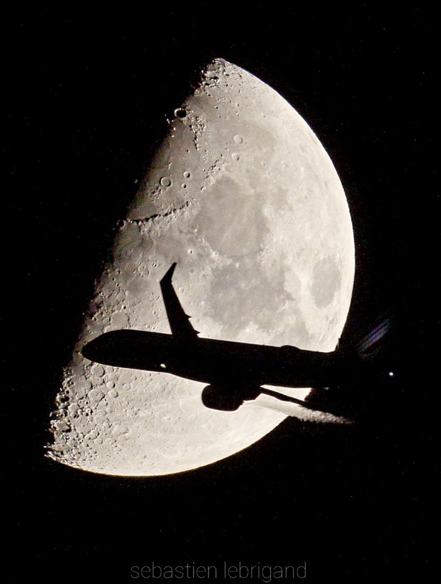 Airbus A220 Air France F-HPNA at 4000 feet front the moon 🌓.