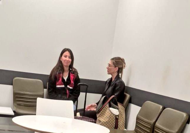 baharfeyzan's tweet photo. Aynı fotoğraf hem Sabah’ta hem de Yenişafak’ta yayınlandı. 

Şeyma Subaşı, kadın jandarmanın yanında. 

Çeken kim dersiniz? 

Oturan kadın jandarma, çekene gülümsüyor. !! 

Millet; jandarmaya kendisini emanet ediyor. 

Bunun bir anlamı yok mu? https://t.co/VYjfOuJ6gL