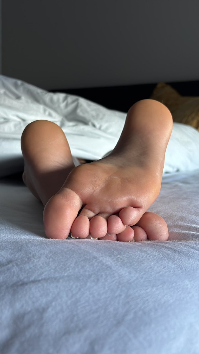 TenToedGoddessX's tweet image. Feet anyone?