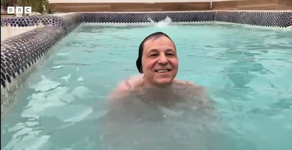 iranovsky's tweet image. داس، لچک، عمامه
کوسه، استخر، فیلم نامه